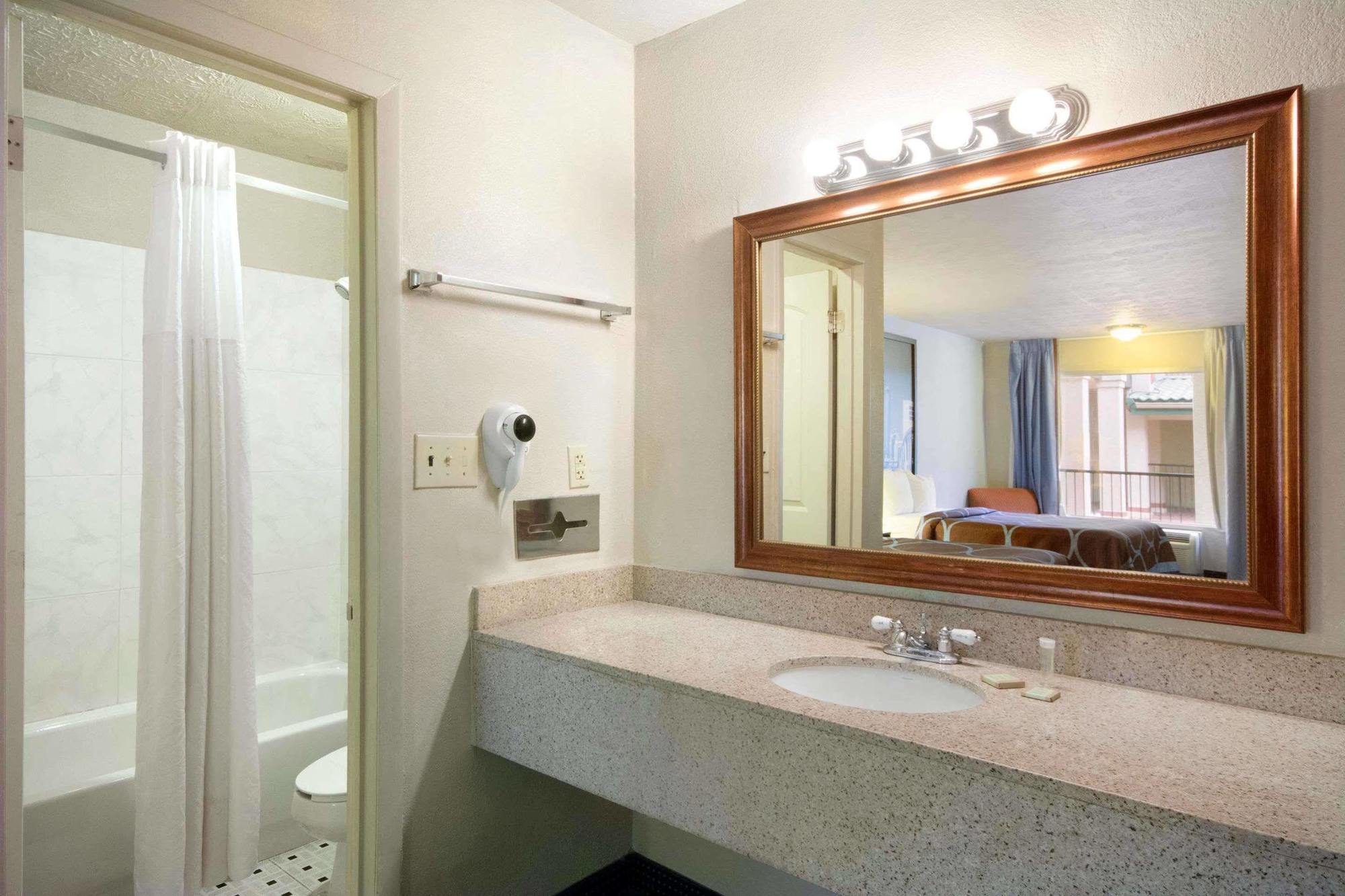 Super 8 By Wyndham College Park/atlanta Airport West Motel